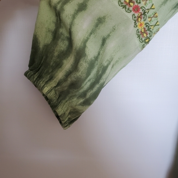 CUPIO TIE DYE TWO TONE GREEN TOP EMBROIDERED LONG SLEEVE SPLIT NECK WOMENS (M) - Picture 7 of 10